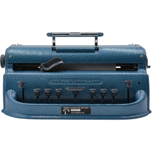 La Perkins Classic è la macchina dattilobraille meccanica più diffusa al mondo, riconosciuta per la sua affidabilità, robustezza e portabilità. Progettata per offrire un’esperienza di scrittura Braille fluida e precisa, è lo strumento ideale per persone cieche e ipovedenti in contesti scolastici, professionali e formativi.