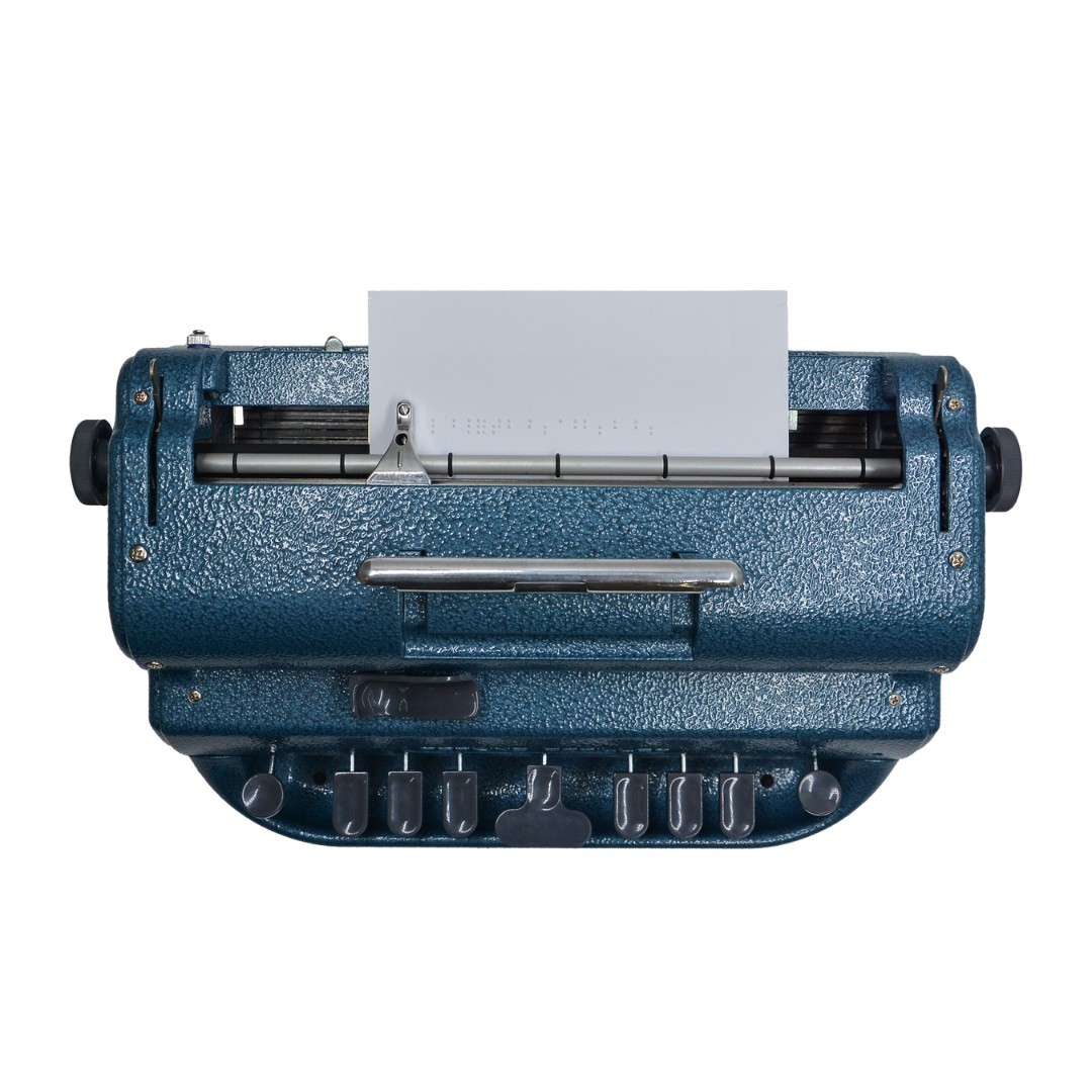 La Perkins Classic è la macchina dattilobraille meccanica più diffusa al mondo, riconosciuta per la sua affidabilità, robustezza e portabilità. Progettata per offrire un’esperienza di scrittura Braille fluida e precisa, è lo strumento ideale per persone cieche e ipovedenti in contesti scolastici, professionali e formativi.