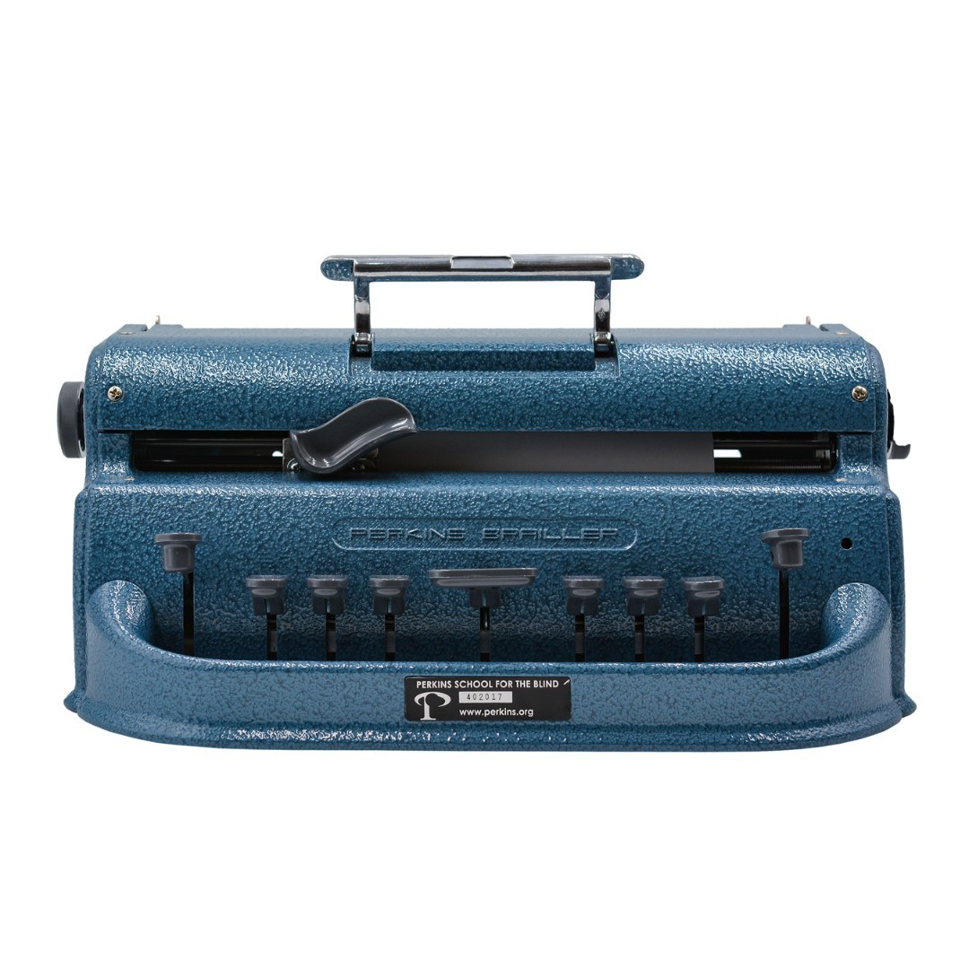 La Perkins Classic è la macchina dattilobraille meccanica più diffusa al mondo, riconosciuta per la sua affidabilità, robustezza e portabilità. Progettata per offrire un’esperienza di scrittura Braille fluida e precisa, è lo strumento ideale per persone cieche e ipovedenti in contesti scolastici, professionali e formativi.